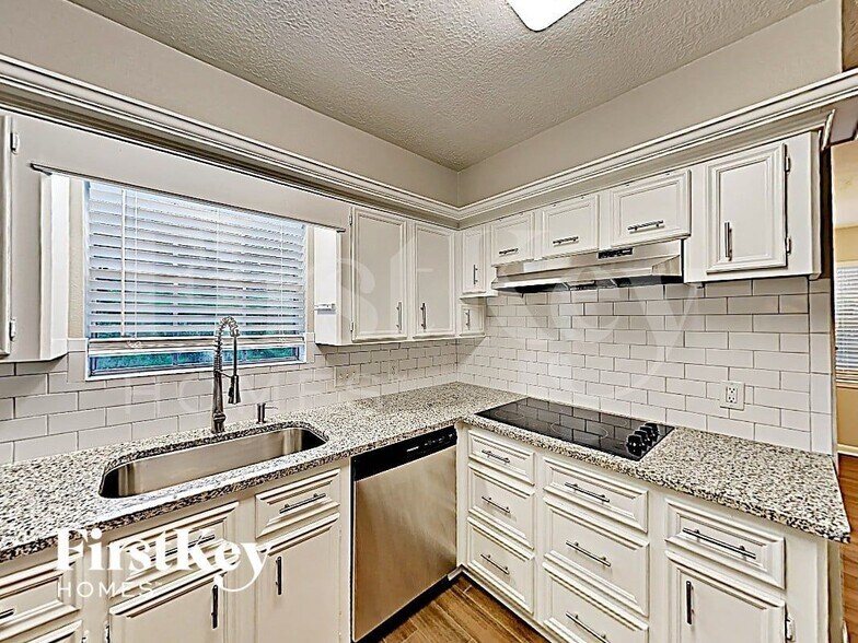 Building Photo - 2511 Riverlawn Dr