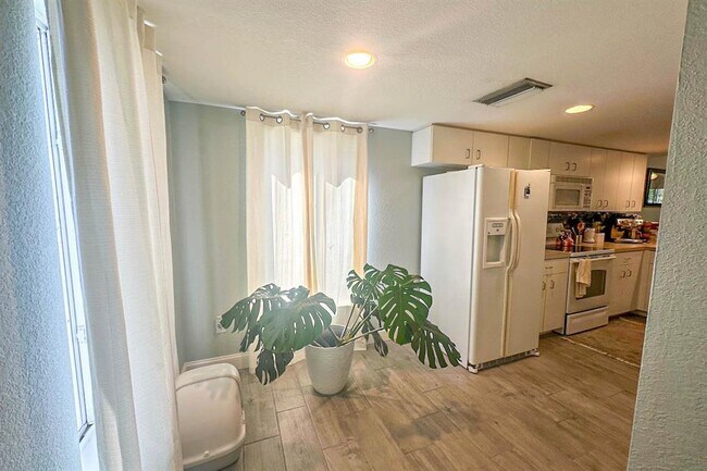 Building Photo - 8050 Memory Ln