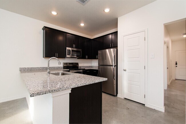 Building Photo - 624 Pacific Crest Trl