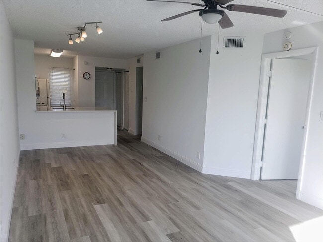 Primary Photo - 2216 N Cypress Bend Dr