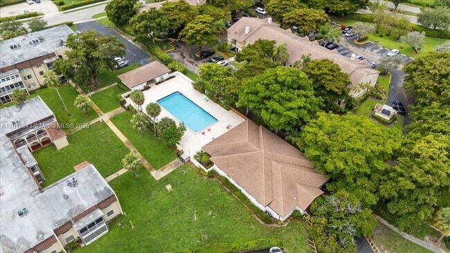 Building Photo - 2820 Riverside Dr