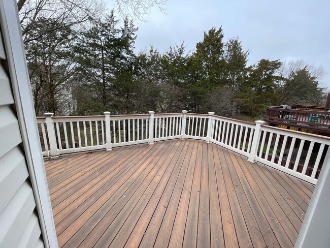 Building Photo - Elegant And Spacious 3 Bed 3.5 Bath Townhome In Vibrant Loudon Parkway Center