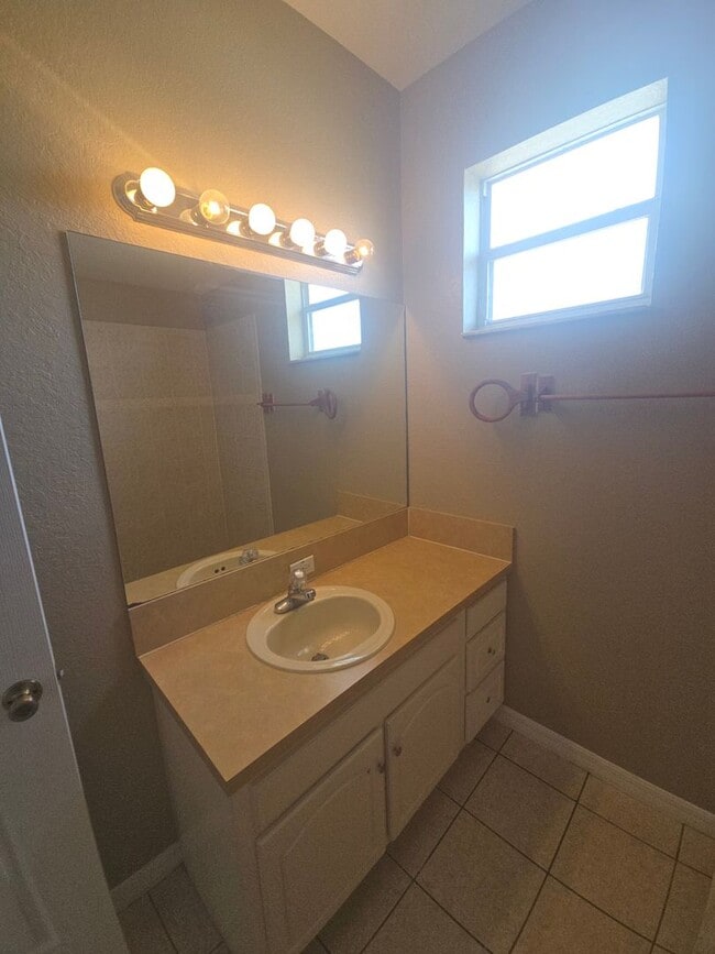 Building Photo - Remodeled 3 bed 2 bath home