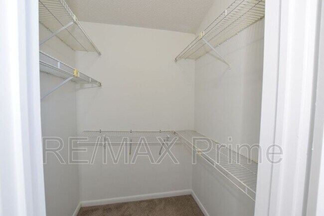 Building Photo - 525 E Lake Cir