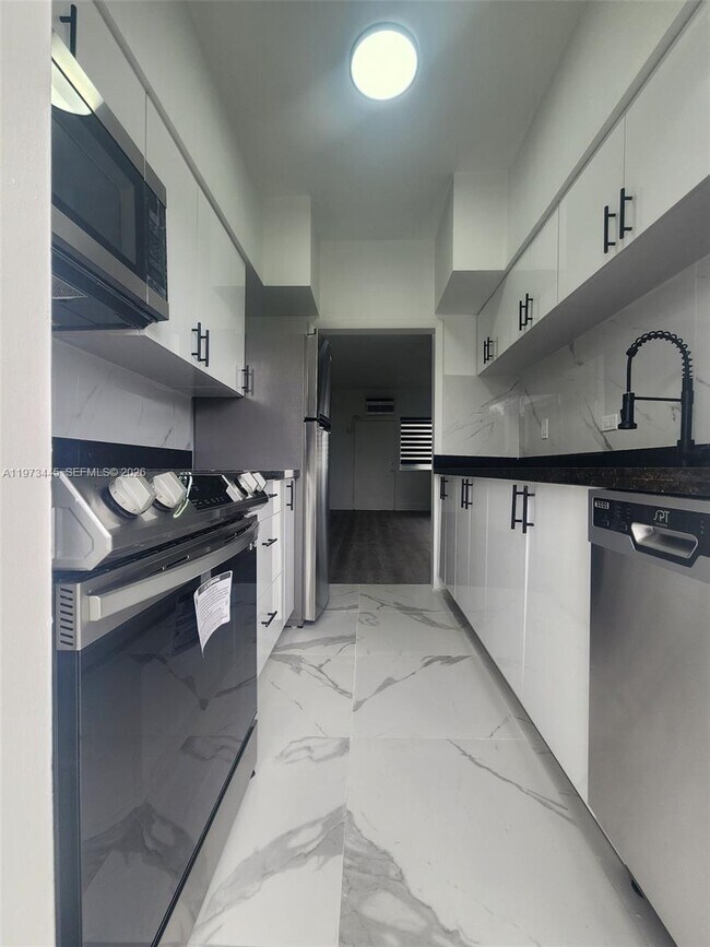 Building Photo - 2101 Normandy Dr