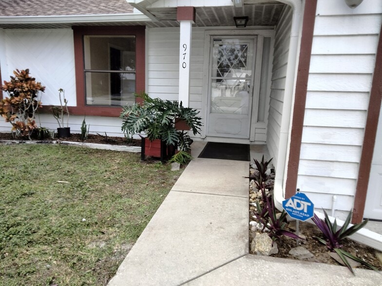 Front - 970 Jupiter Blvd NW