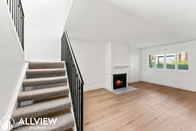 Building Photo - Gorgeous 3 Bed/2.5 Bath in Newport Beach Available Now!