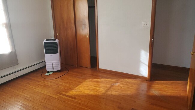 Building Photo - 3 bd, 2 ba house NE Columbia, 2nd living room downstairs, fenced, w/d included