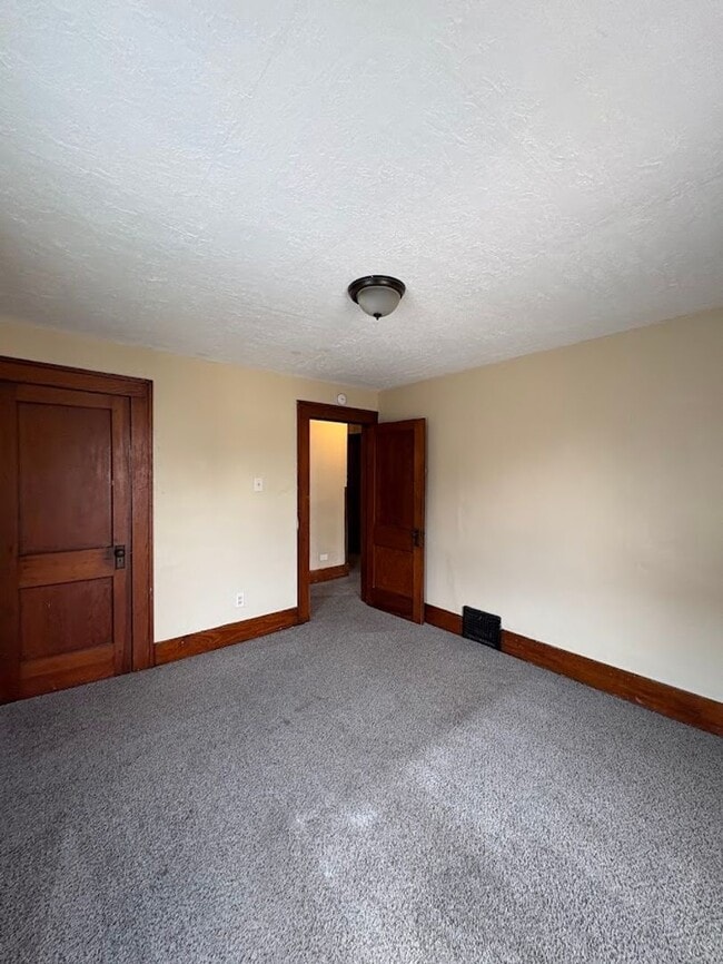 Building Photo - Three bedroom one bathroom home for rent