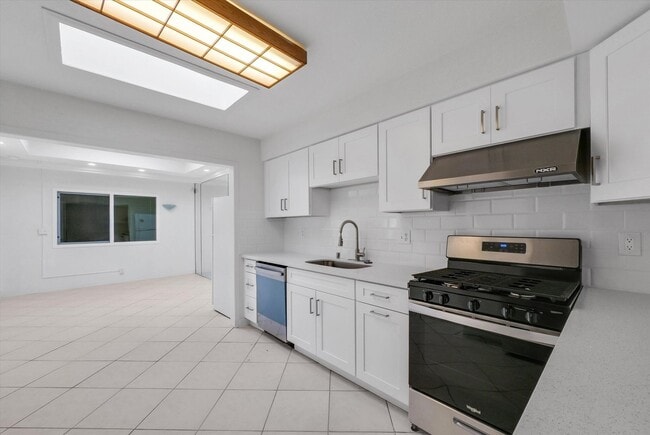 Building Photo - "Rare Single-Story Remodel: Modern 3BR End-Unit in University Park