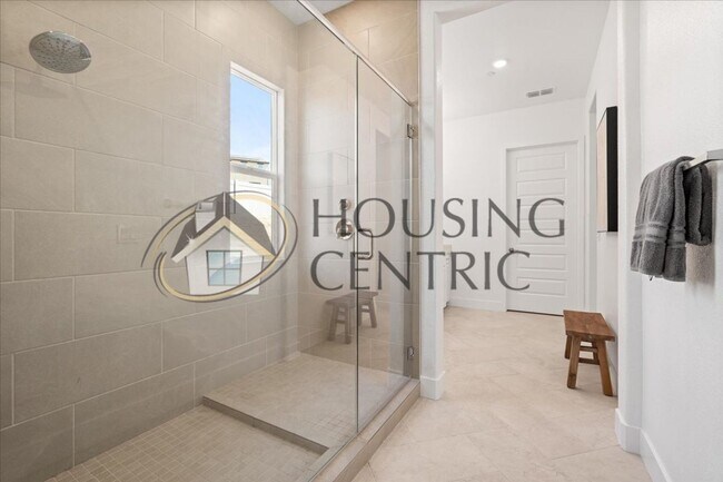Building Photo - Modern & Elegant Living in Emerald Peak, E...