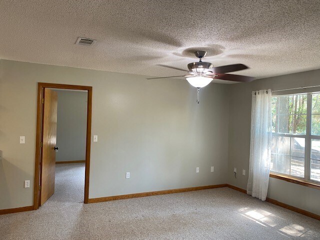 Building Photo - 5105 Lake Dr