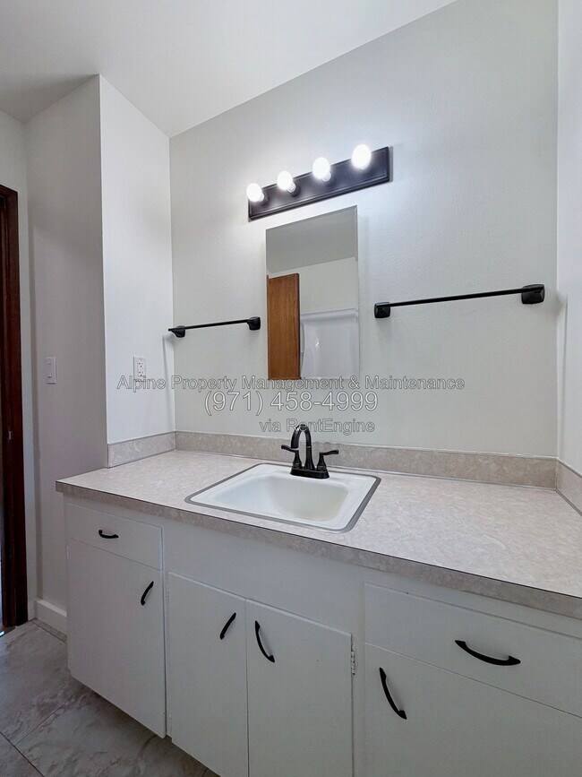Building Photo - 7030 SW Canyon Crest Dr