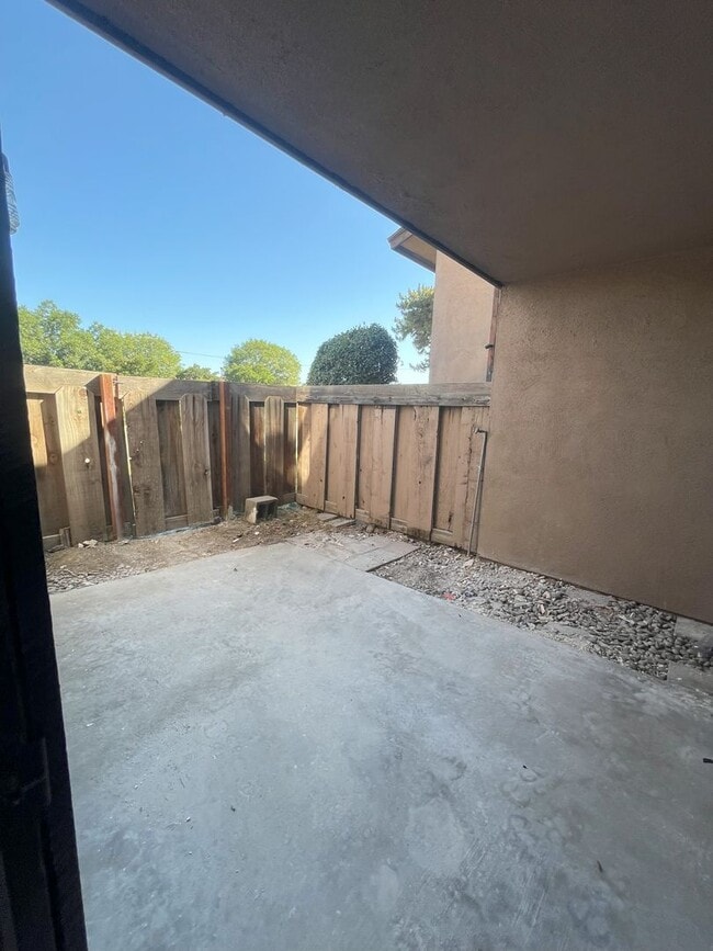 Building Photo - Downstairs Unit Newly Remodeled!!! MUST SE...