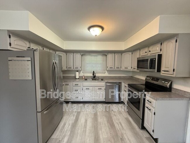 Building Photo - 4225 Fernbrook St