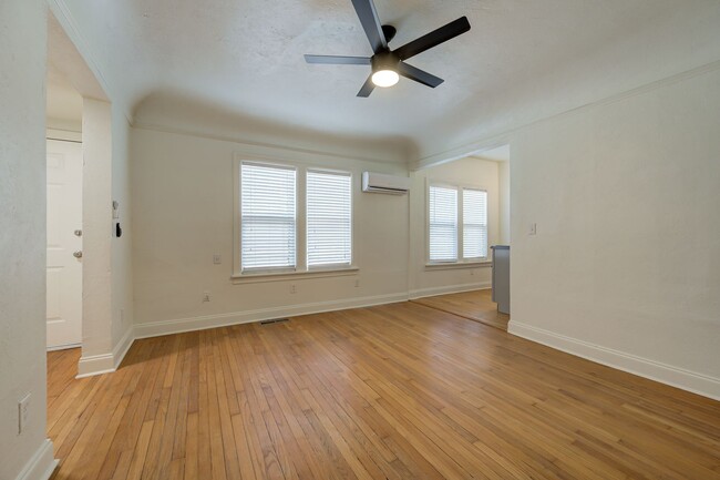 Building Photo - NE 14th St Quadplex