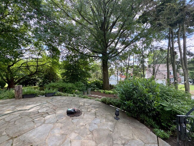 Building Photo - Spacious 4-Bedroom Single Family House in Baltimore