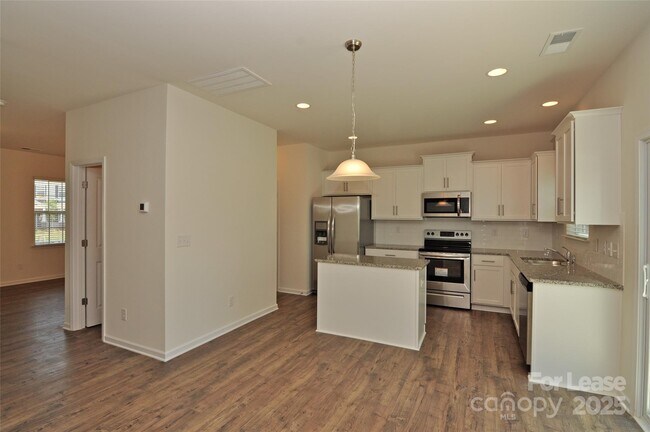 Building Photo - 180 King William Dr