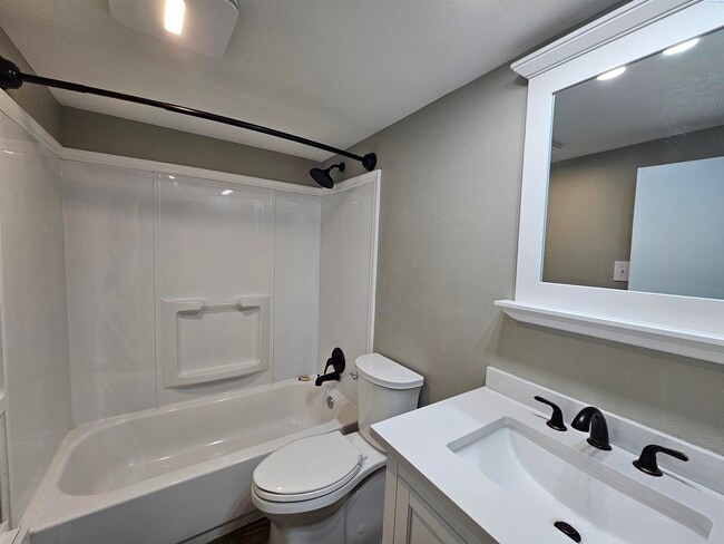 Building Photo - Charming Central Richland Rambler