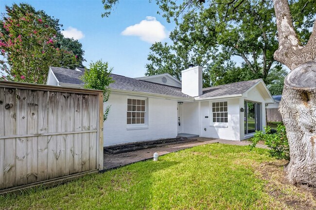 Building Photo - 3731 Drake St