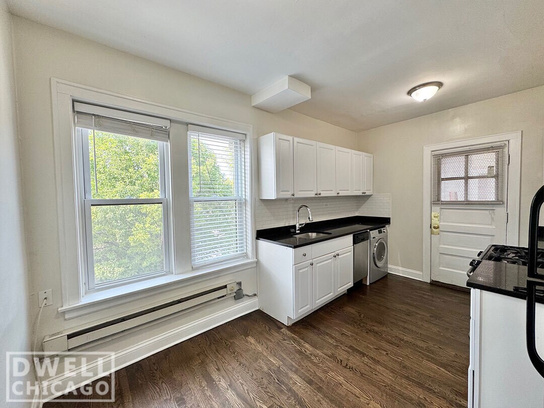 Building Photo - 3820 N Greenview Ave
