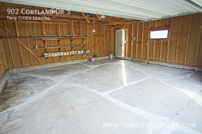 Building Photo - 902 Cortland Dr S