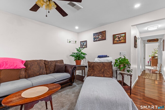 Building Photo - 140 Thompson St