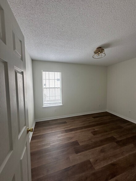 Building Photo - 405 Belle Chase Ct S