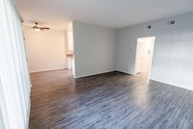 Interior Photo - 18411 Vincennes Street