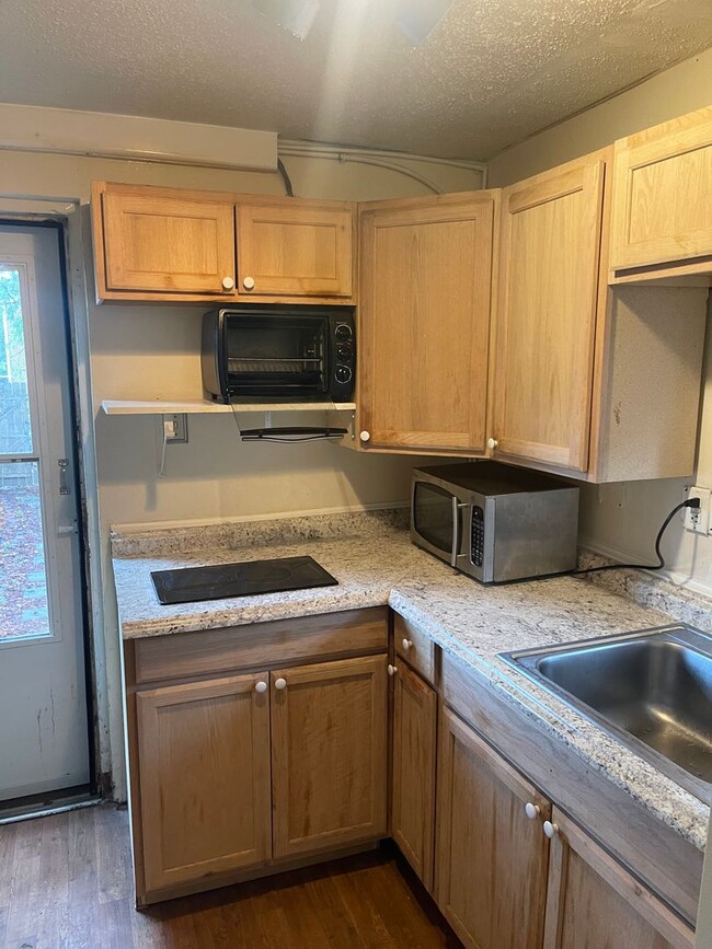 Building Photo - 2 bed 1 bath w Laundry, Yard, Parking, HVA...