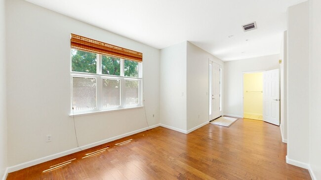 Building Photo - 4-Bedroom Townhome in San Jose!