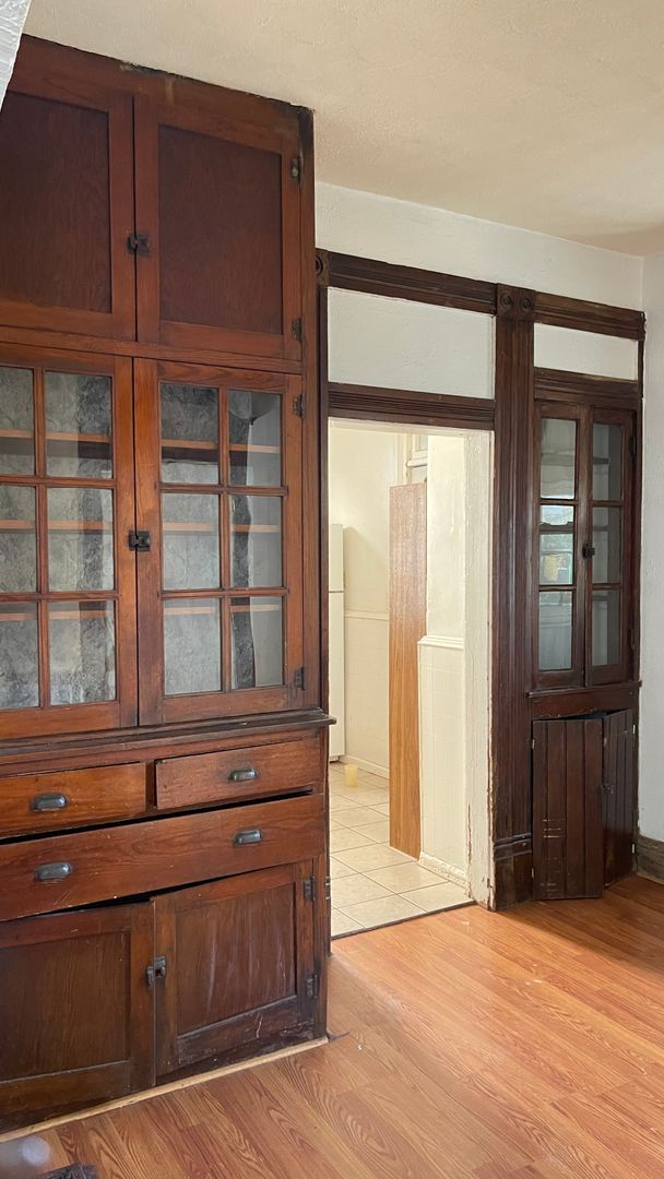 Building Photo - Downstairs - 1 Bedroom 1 Bath Apt