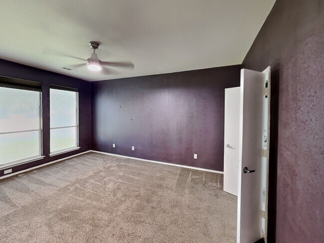 Building Photo - READY FOR MOVE IN NOW!
