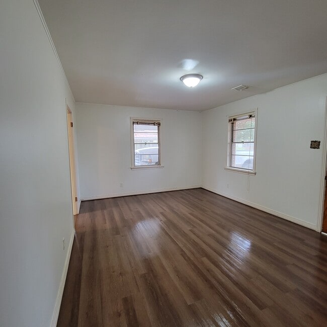 Building Photo - 210 Camellia Dr