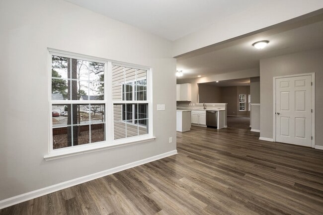 Building Photo - Beautiful Townhouse w/ 1st Floor Bedroom