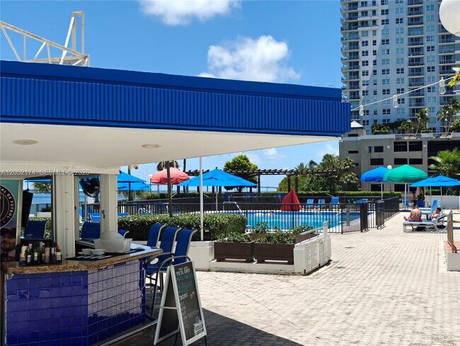 Building Photo - 999 Brickell Bay Dr