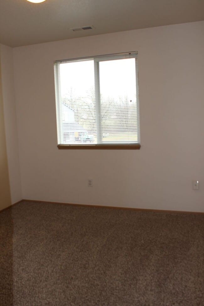 Building Photo - 3 br, 2.5 ba home in quiet Scappoose neighborhood