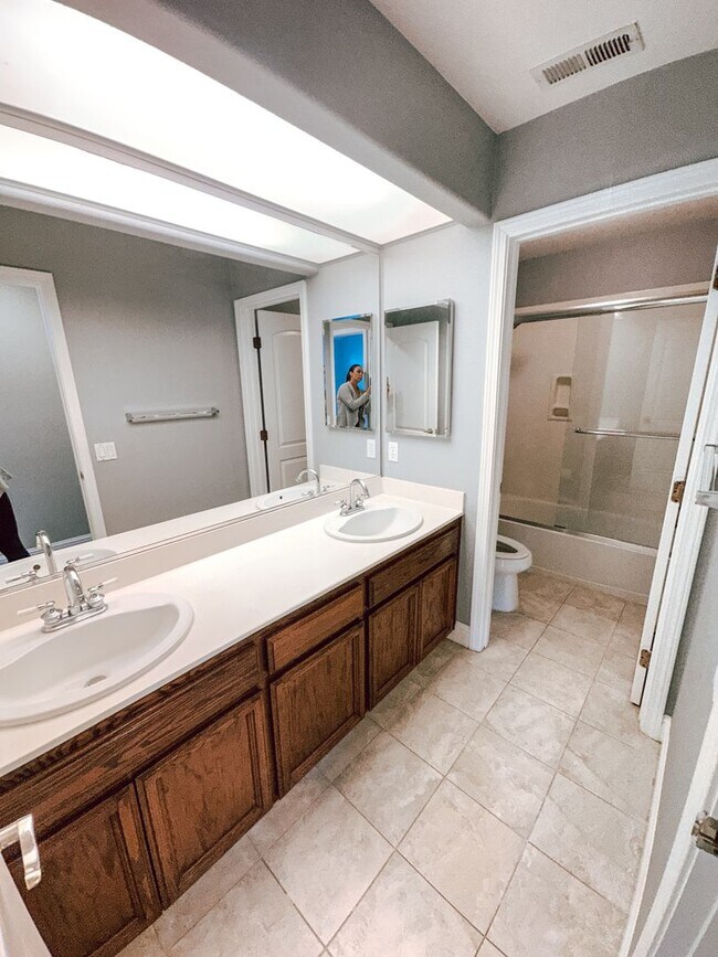 Building Photo - Pleasanton home available now!