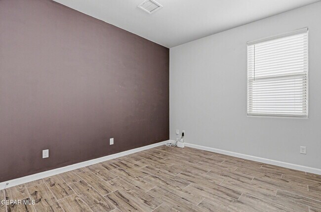 Building Photo - 253 Emerald Sun Dr