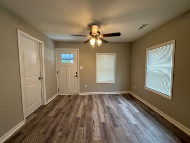 Building Photo - Newly Renovated 3 Bedroom Home
