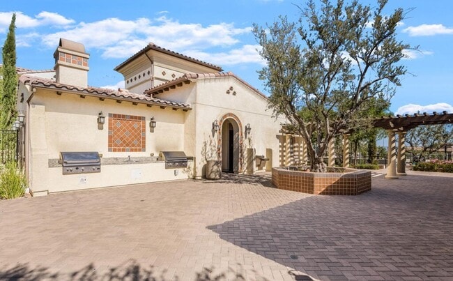 Building Photo - Luxurious 2 bed/ 2 bath townhouse in guard...