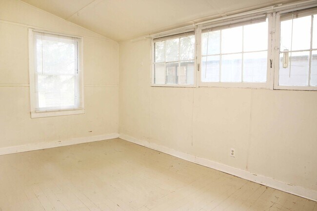 Building Photo - 637 Mathews St