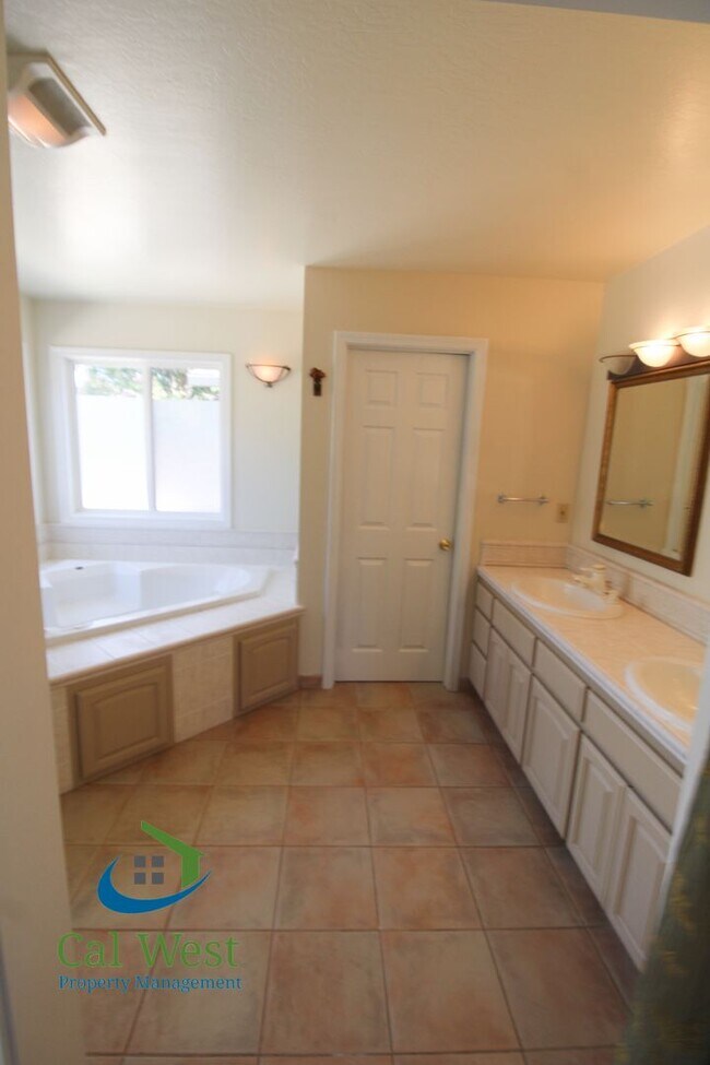 Building Photo - $4895 - Large beautiful 3/2 Home located i...