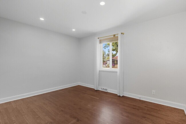 Building Photo - 3 bed 1 bath Ranch in Lowry in Denver
