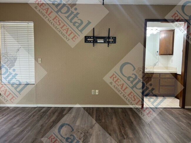 Building Photo - Spacious 4 Bedroom