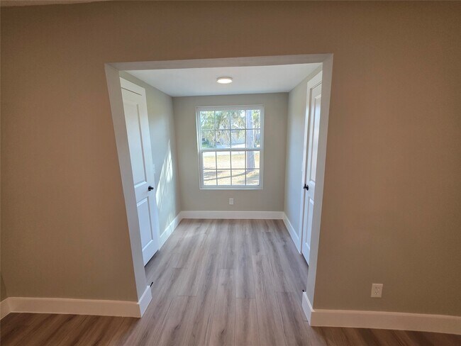 Building Photo - 10731 Hillside Dr