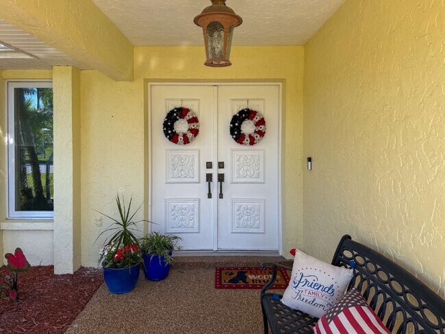 Building Photo - "Spacious 3-Bed Sanctuary with 3.5 Baths in Charming Port Charlotte!"