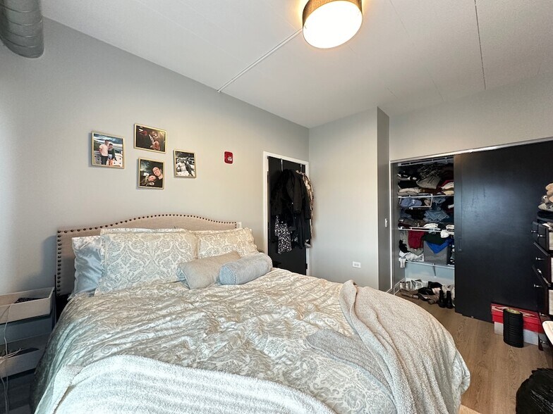 Building Photo - 941 W Belmont Ave