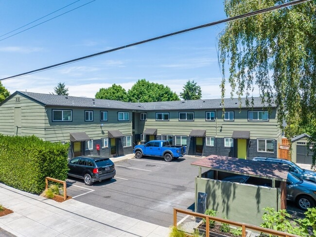 Building Photo - 2BR/1 Bath Mid-Century Modern with Condo finishes