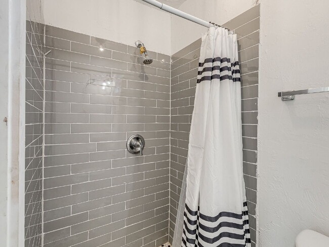 Building Photo - Beautifully Updated Bungalow!